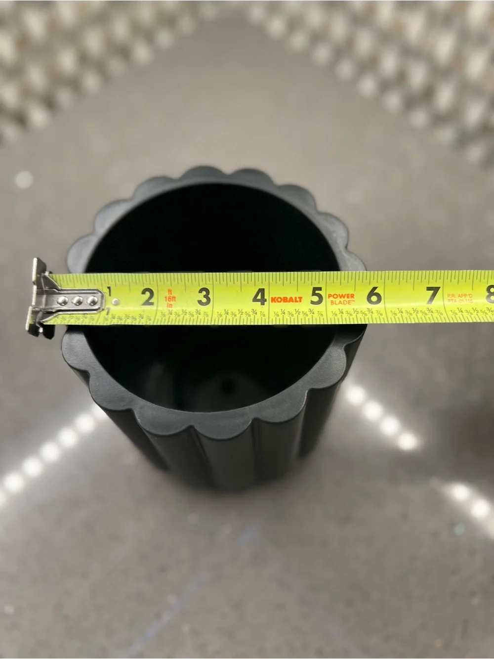 Plastic flower pot like new